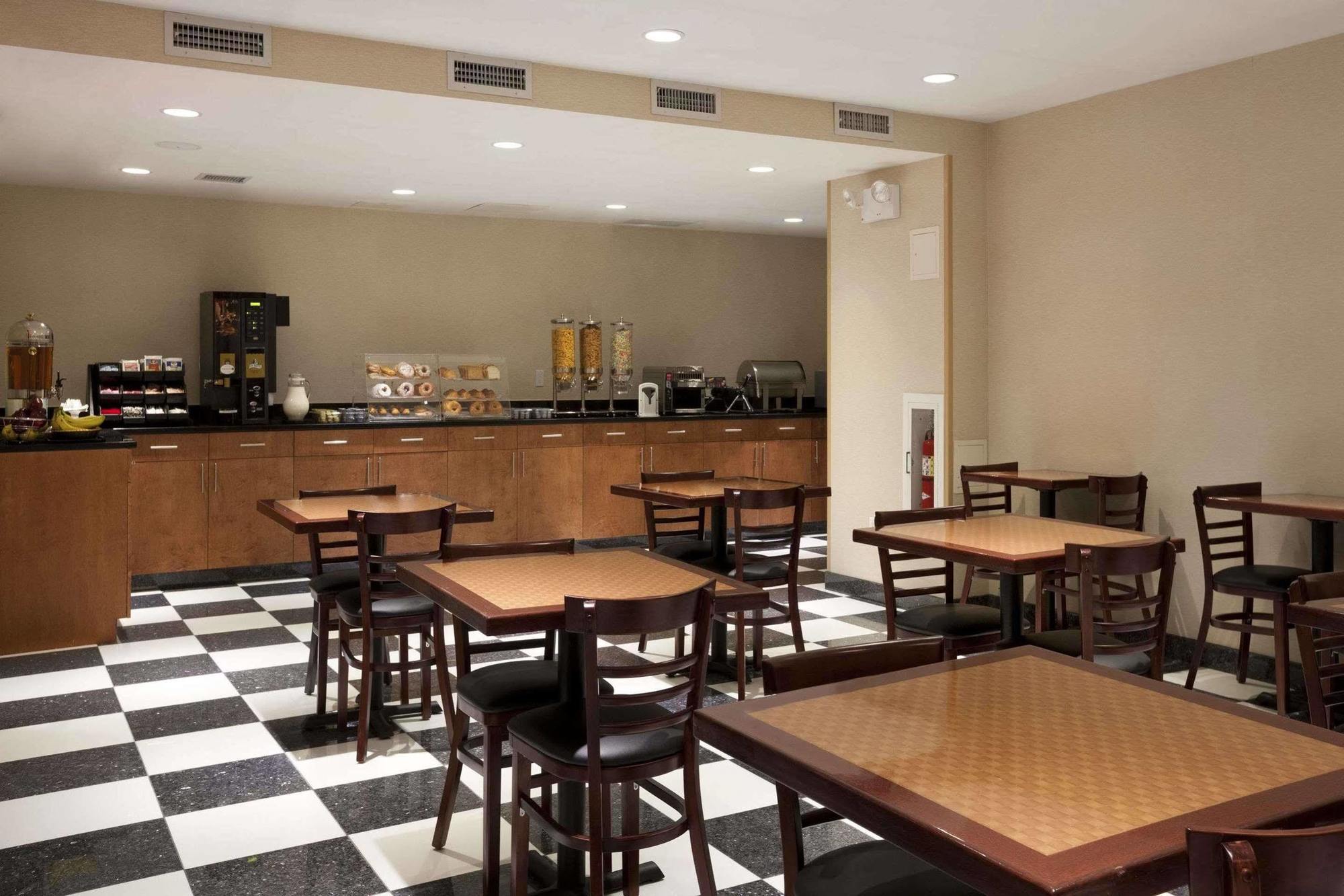 Howard Johnson By Wyndham Jamaica Ny Near Airtrain Jfk New York Extérieur photo